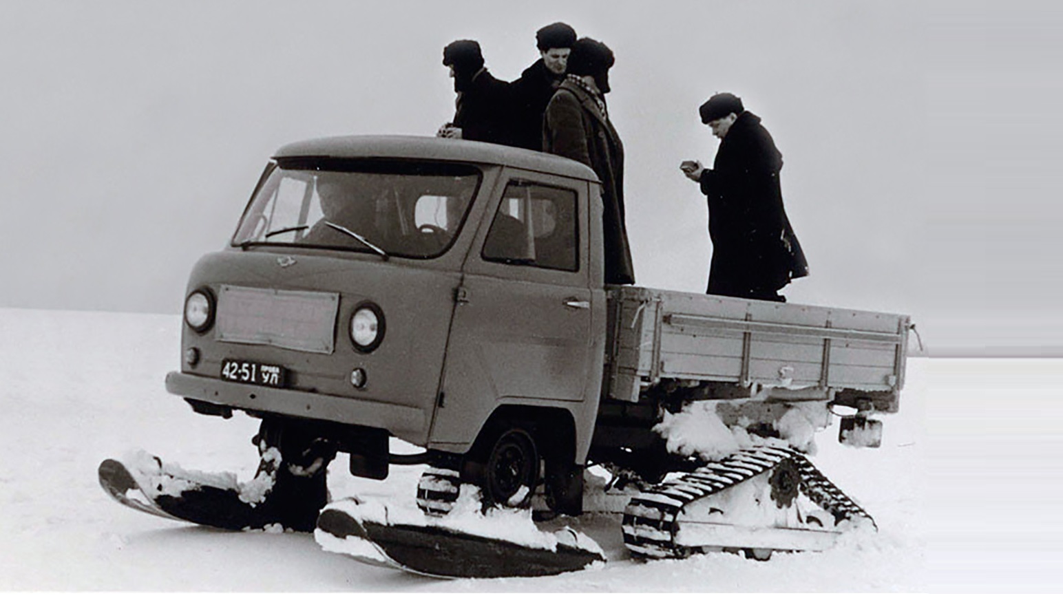 УАЗ-451С с лыжами и гусеницами