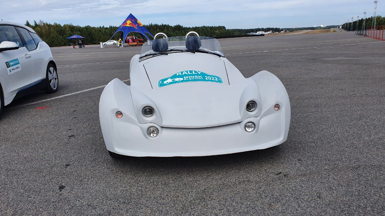 В Беларуси представили спортивный электромобиль в кузове кабриолет