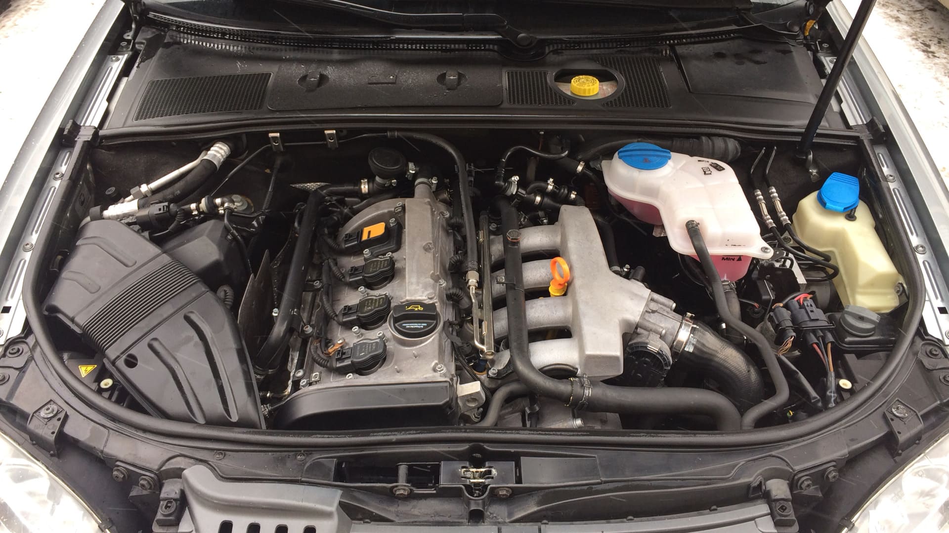 Под капотом Audi A4 B5 с бензиновым двигателем 1.8 литра