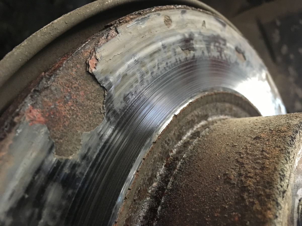 Отслоение металла на тормозном диске